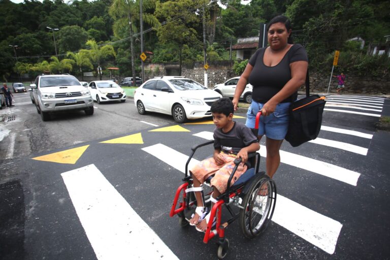 Redutor de tráfego na frente da Pestalozzi de Niterói viabiliza travessia de pessoas com deficiência