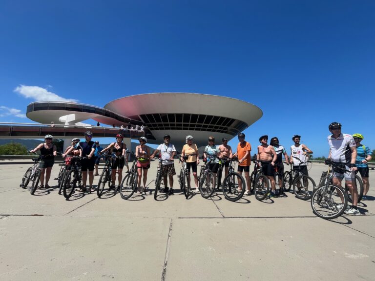 Grupo de cicloturistas noruegueses visita Niterói