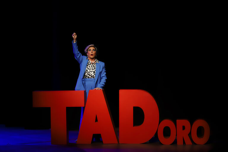 Heloísa Périssé apresenta sua peça “A Iluminada” no Theatro Municipal de Niterói