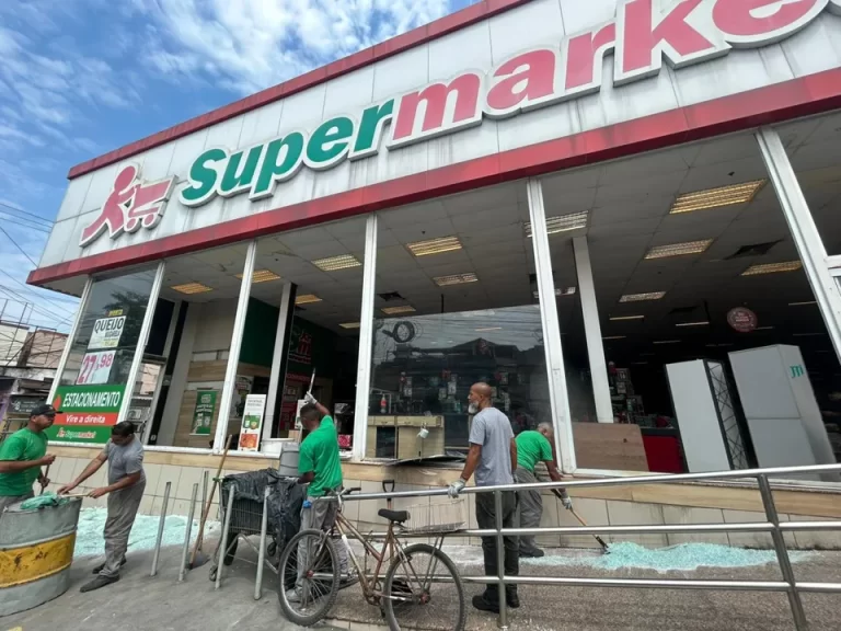 Ataque a tiros destrói fachada de supermercado em São Gonçalo