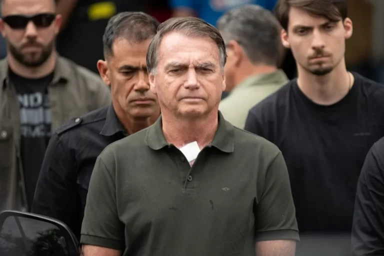 Bolsonaro é preso pela PF por determinação de Moraes