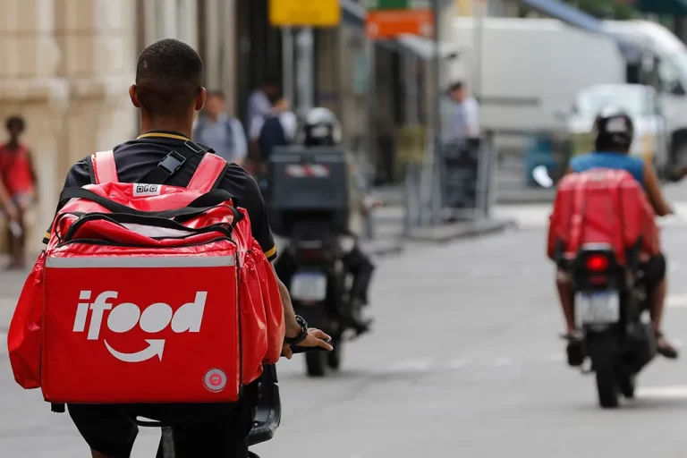 Entregadores não deverão subir: Câmara do Rio aprova em definitivo projeto que obriga entrega por app a ser feita na portaria