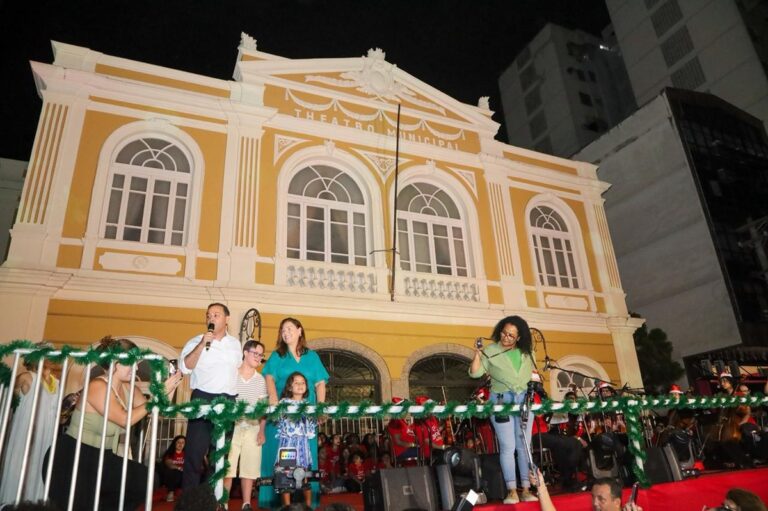 Natal Estrelado Niterói 2024 é inaugurado com luzes, cantata e chegada especial do Papai Noel