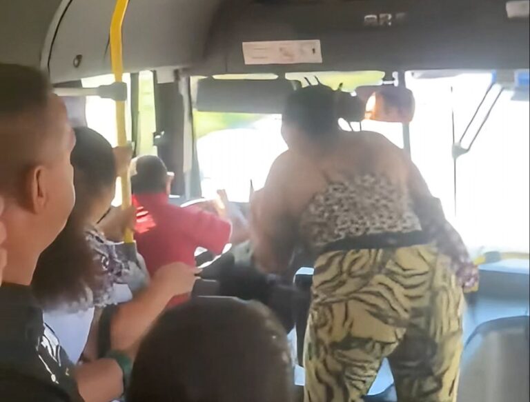 Passageira surta, agride motorista e coloca ônibus em risco em Inoã
