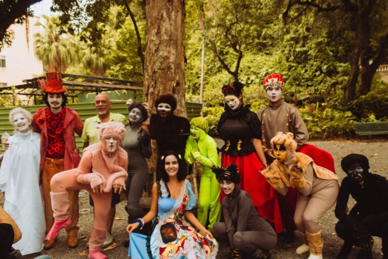 Espetáculo infantil inclusivo “Alice no País das Maravilhas Oceânicas” terá Sessão Azul gratuita em Niterói