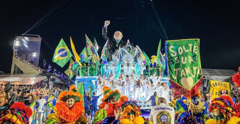 Acadêmicos de Niterói homenageia Lula e retrata Bolsonaro como palhaço no Carnaval 2026