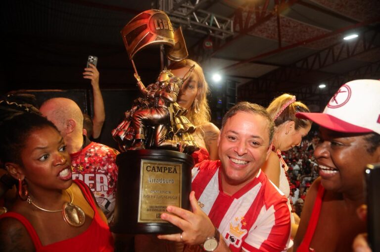 Prefeito de Niterói anuncia novo desfile da campeã Viradouro, no dia 7 de março