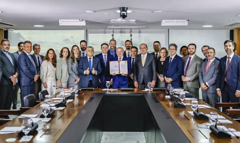 Lula sanciona Lei Antifacção que endurece penas e corta auxílio de familiares de criminosos