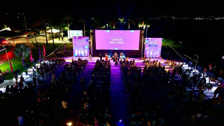Cinema inflável anima orla do Parque Nanci em Maricá com sessões gratuitas; veja programação
