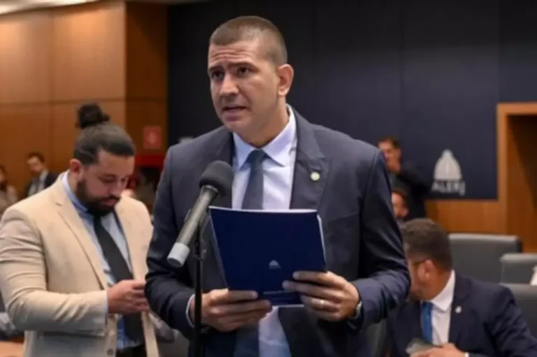 Em eleição contestada e sem concorrentes, Douglas Ruas é eleito e empossado presidente da Alerj
