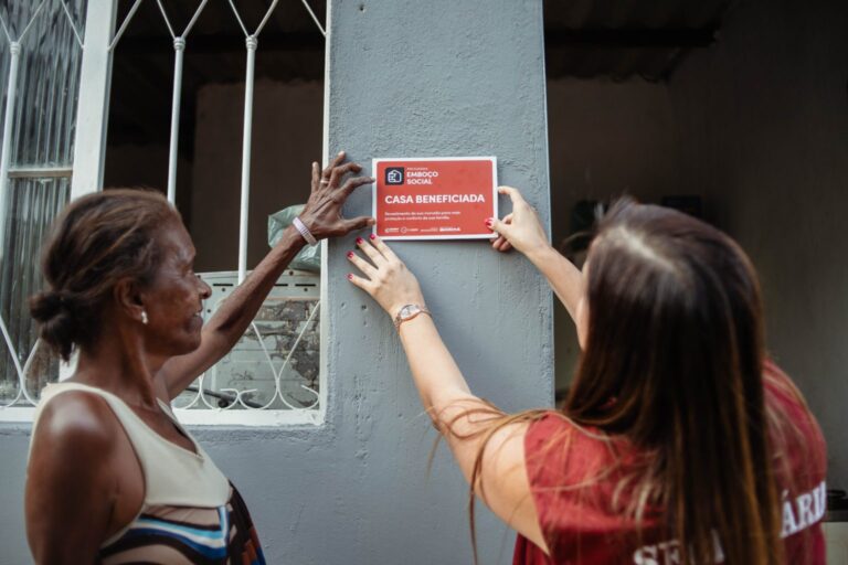 Maricá entrega casas com melhorias à população