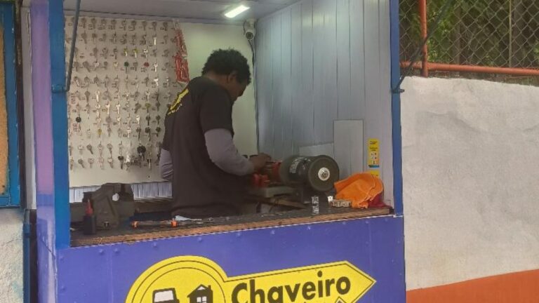 Profissão tradicional ganha reconhecimento em Niterói: chaveiros começam regularização