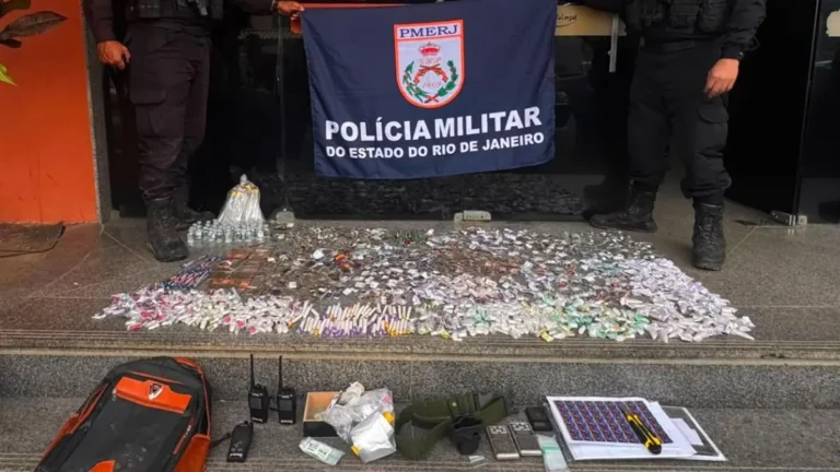 Polícia apreende mais de 1,5 mil porções de drogas e recupera moto roubada em Itaipuaçu, Maricá