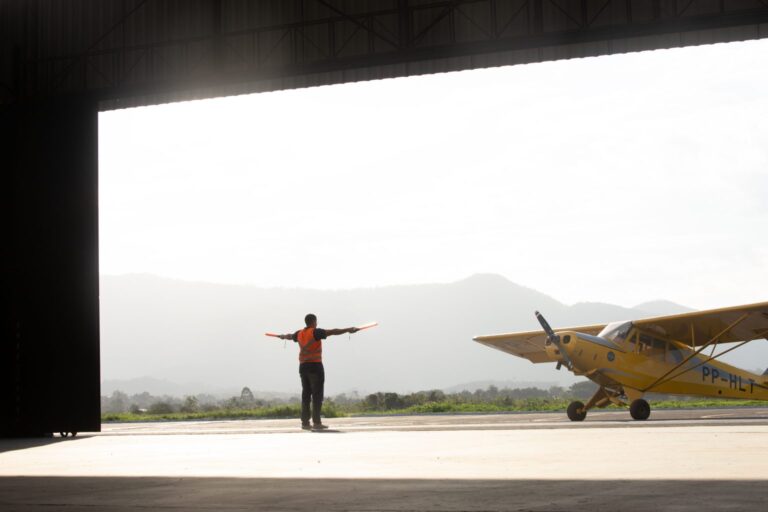 Maricá cria programa que vai financiar formação de pilotos e mecânicos de aeronaves para jovens da cidade