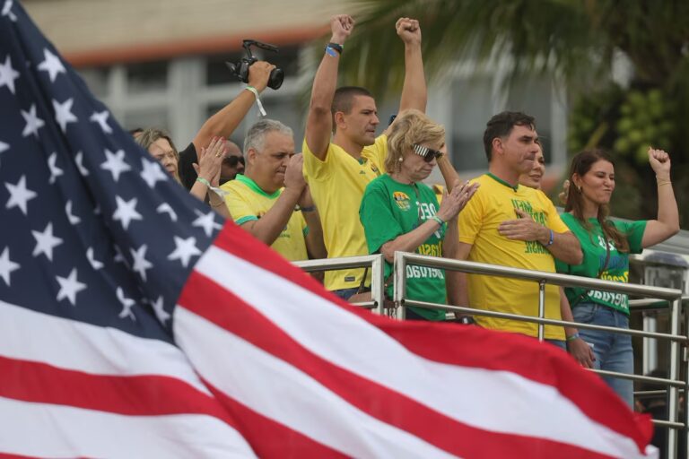 Flávio Bolsonaro inicia campanha à Presidência com ato que reúne aproximadamente 8,9 mil pessoas em Copacabana