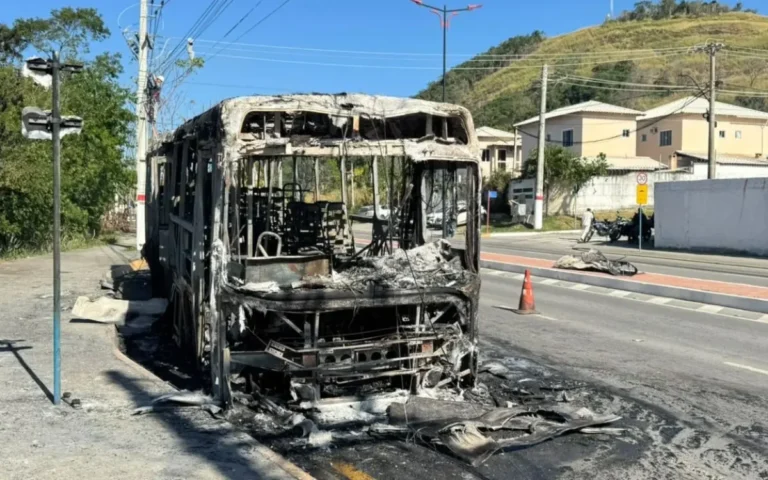 Vermelhinho é destruído por incêndio na Estrada dos Cajueiros, em Itaipuaçu