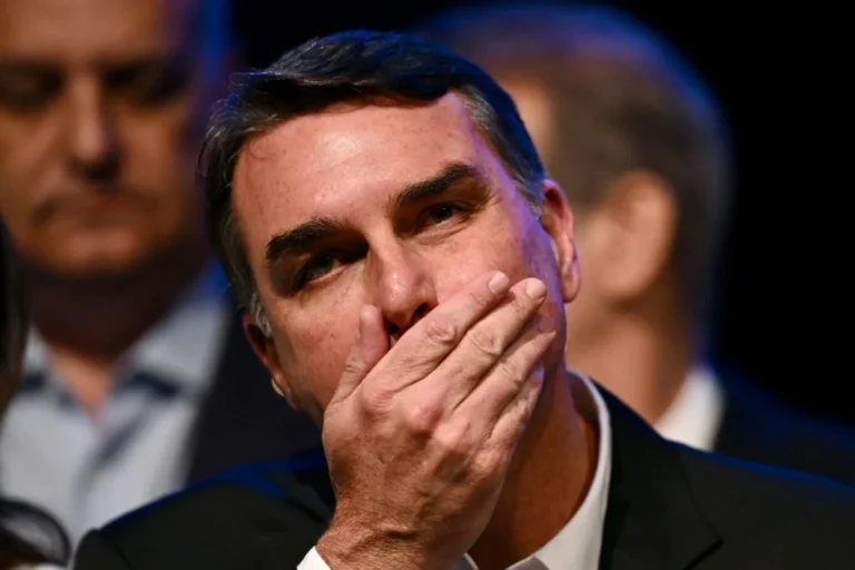 “Mente no currículo”: adversários criticam Flávio Bolsonaro após UFRJ negar registro acadêmico