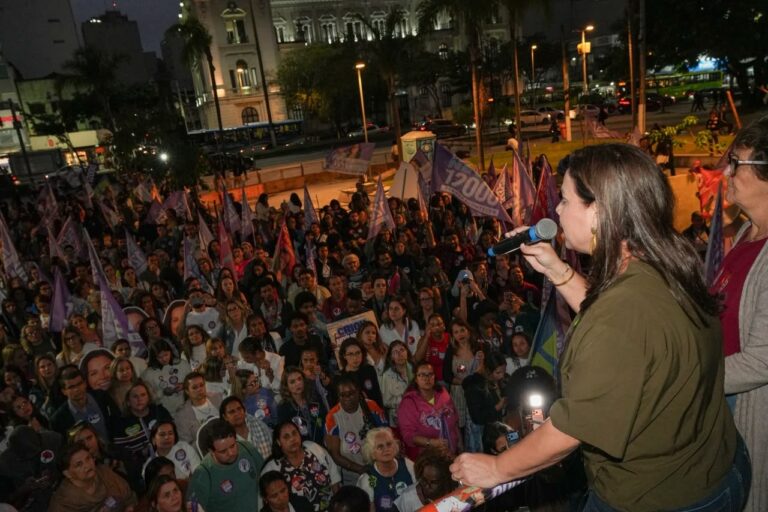 Mulheres ocuparam a Praça Arariboia em ato contra o feminicídio e pela participação feminina na política