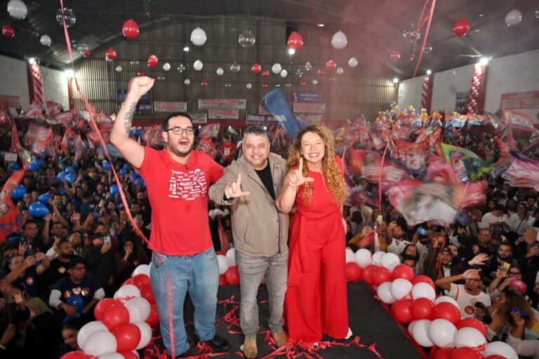 Mesmo sob chuva, campanha de Zeidan reúne mais de 10 mil pessoas em Maricá com declaração de voto de Quaquá