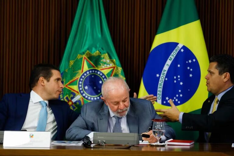 Lula cobra votação da PEC do fim da 6×1 no Senado e culpa oposição liderada por Flávio por atraso