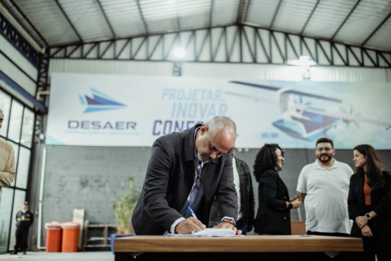 Maricá assina parceria com empresa do setor aeronáutico para ampliação de empregos