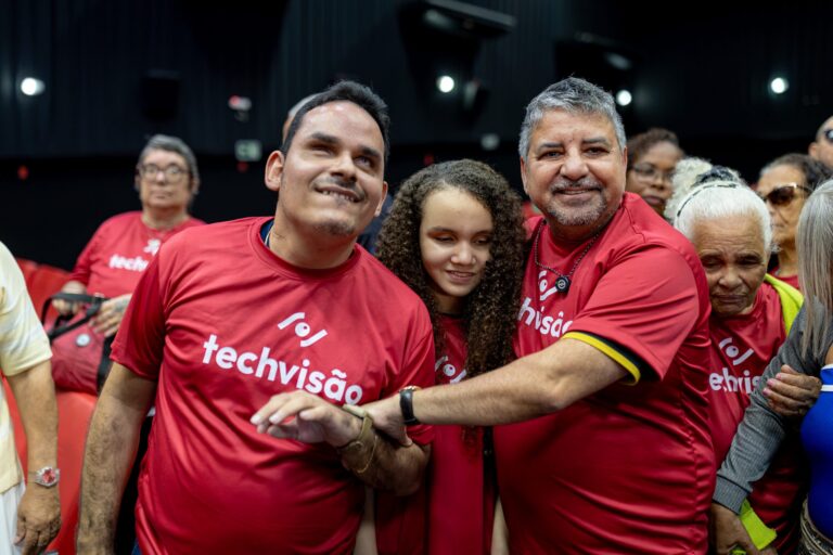 Quaquá entrega óculos com inteligência artificial a beneficiários com deficiência visual