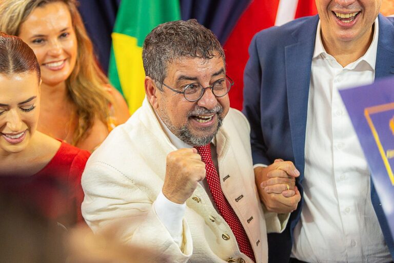 Quaquá anuncia credenciamento para formação de pilotos e profissionais da aviação em Maricá