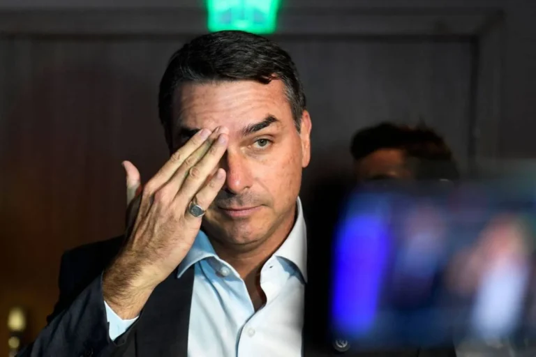 PF aponta Flávio Bolsonaro como usuário master de conta ligada a empresa com participação em jato executivo