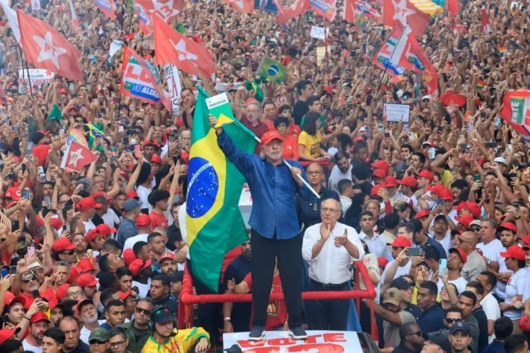 Histórico! Lula vira eleição, bate Flávio Bolsonaro e é reeleito para quarto mandato