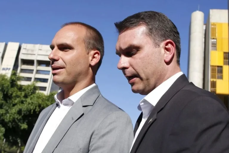 Flávio Bolsonaro chega a Miami e é recebido por Eduardo, que teria orientado fuga