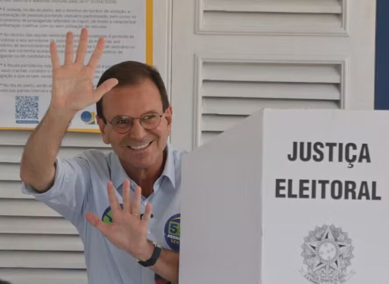 Paes inicia 2º turno com foco em propostas e crítica grupo de Castro