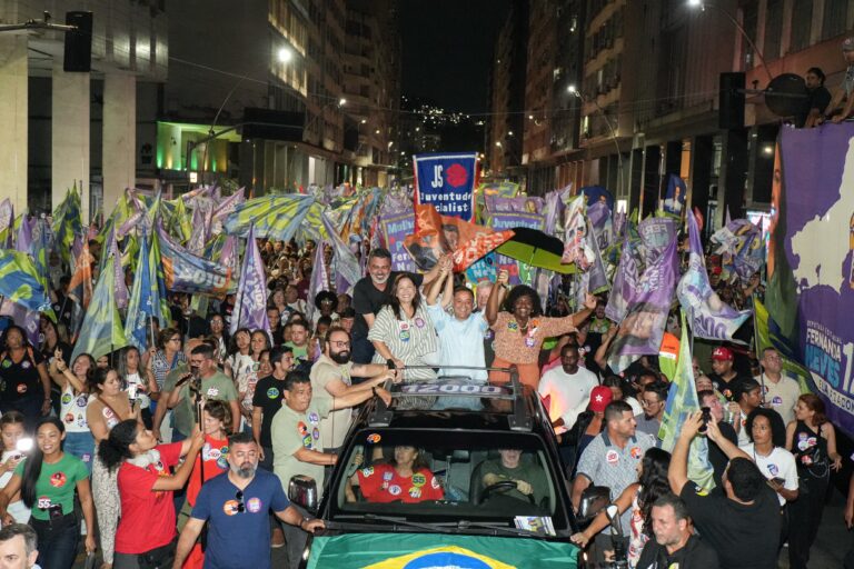 Mais de 5 mil pessoas lotaram a Av. Amaral Peixoto em demonstração de apoio a Fernanda Neves